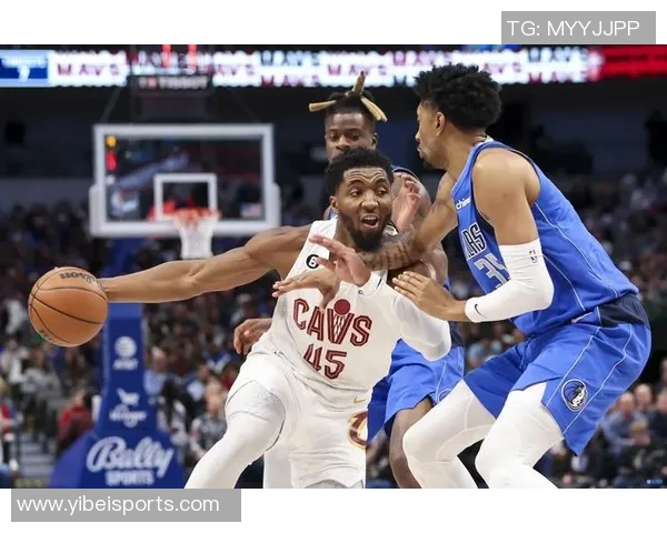 米切尔半场表现抢眼13投6中并罚球8中7砍下21分7篮板3助攻2抢断